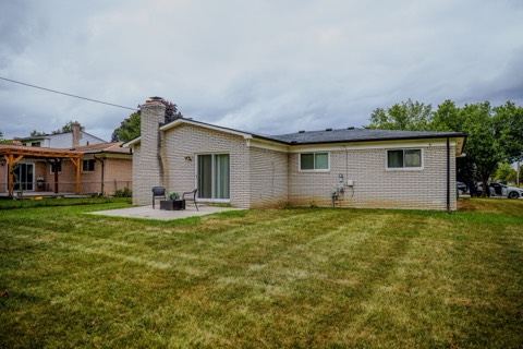 Backyard and patio at Heritage Comfort Living Homes